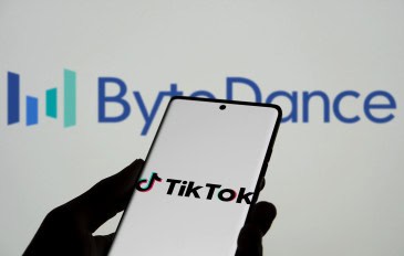 Logo da ByteDance ao fundo e uma pessoa segurando um smartphone na frente com o logo do TimTok na tela