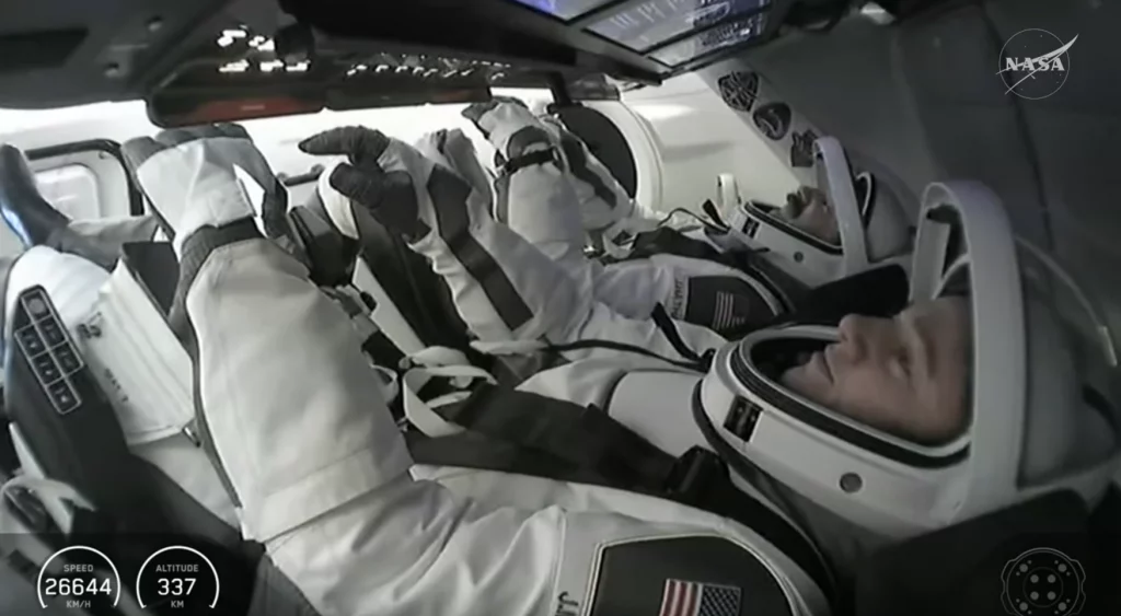 A tripulação da missão SpaceX Crew-12 da NASA prepara-se para a manobra de saída de órbita
