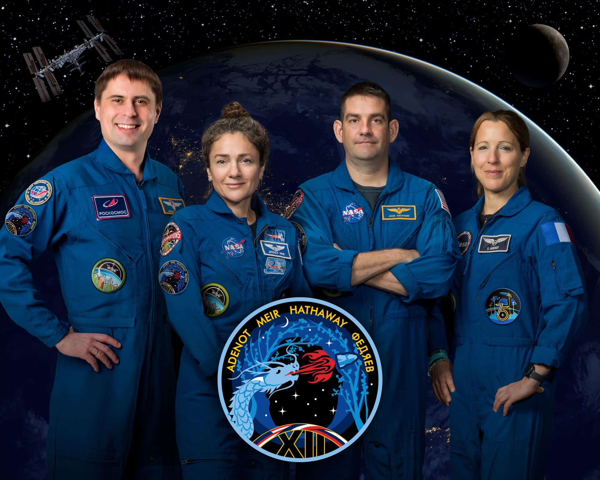Os quatro integrantes da missão SpaceX Crew-12 da NASA à Estação Espacial Internacional posam juntos para uma foto oficial da tripulação. Da esquerda para a direita: o cosmonauta da Roscosmos e especialista de missão Andrey Fedyaev; os astr